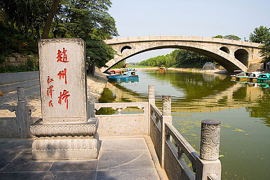 老师撕开内衣 奶头给学生吃：小学教师课堂撕内衣喂食，学生惊恐逃出教室，教育伦理警钟再敲响-1