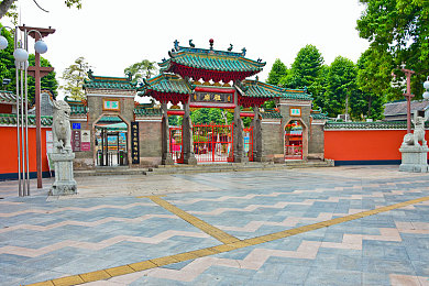 公孙离流眼泪翻白眼咬铁球图片：游戏趣味瞬间：公孙离流眼泪翻白眼咬铁球萌态十足，玩家朋友圈疯传
