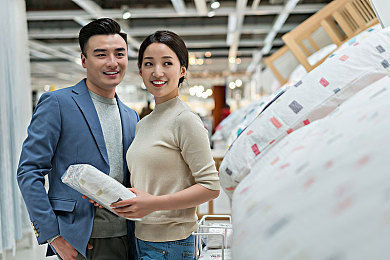 女人和公牛在野外躁麻了：徒步旅行意外遇牛，女子头部重伤引发野外安全警钟-2